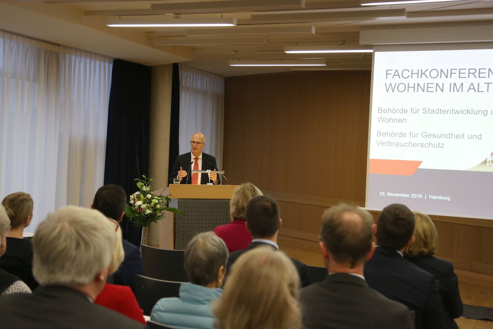 Foto: Hanna Karstens Der Hamburger Bürgermeister Peter Tschentscher hält vor einem Publikum in einem Seminarraum eine Rede.