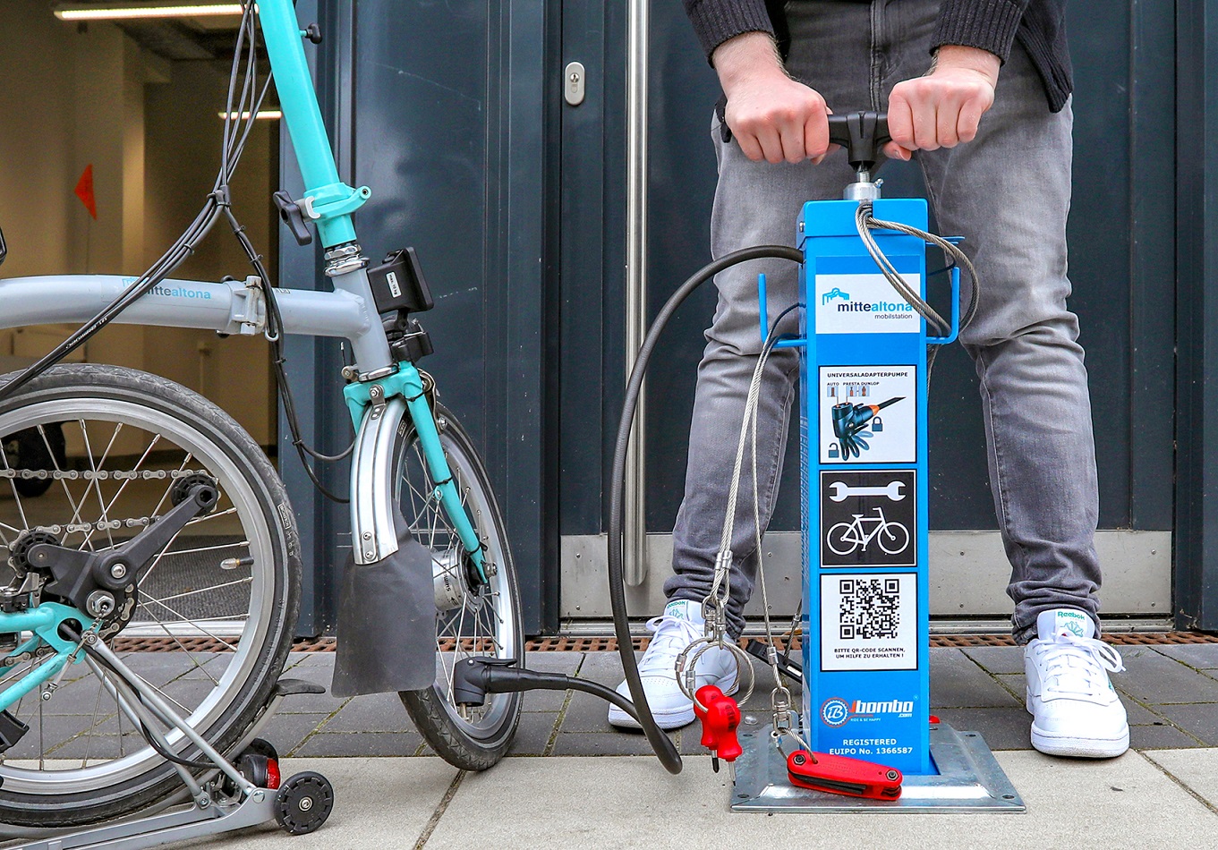 Öffentliche Fahrradwerkzeugsäule. ein Fahrradreifen wird wird aufgeblasen