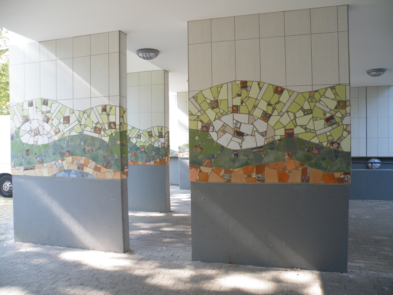 Kunstwerk in einem Durchgang in Form einer bunten Mosaikverzierung