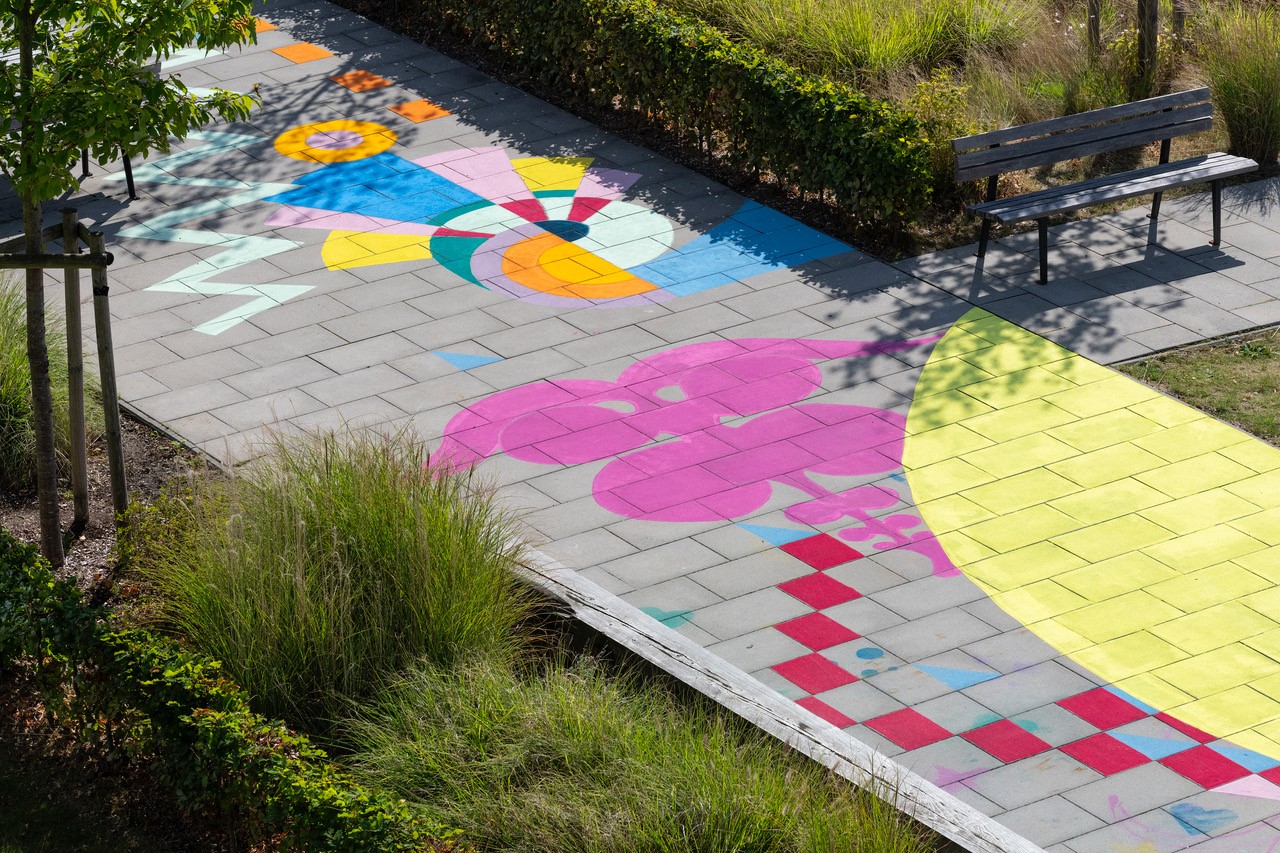 Bunte Bodenmalerei "Endless Pattern Boulevard" von Künstlerinnen-Trio "3 Hamburger Frauen"