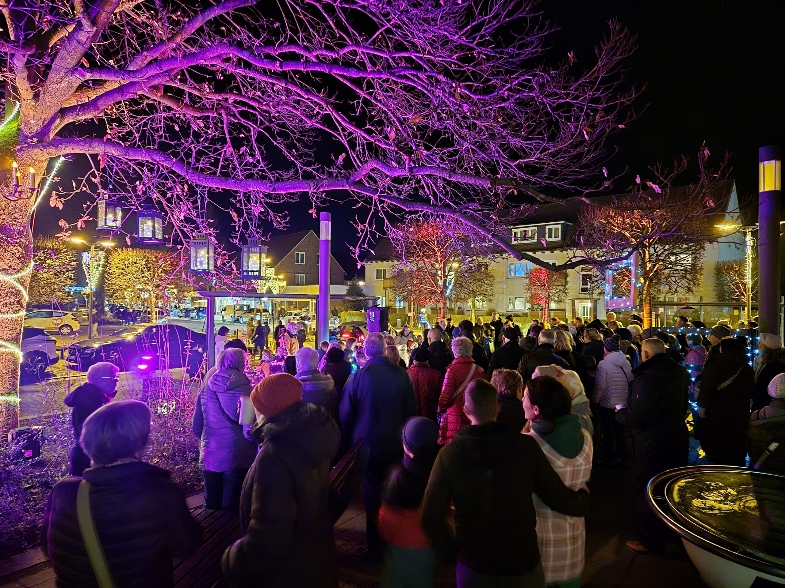 Eindruck des Candlelight-Shopping Events. Bunt beleuchteter Festplatz mit viel Publikum.